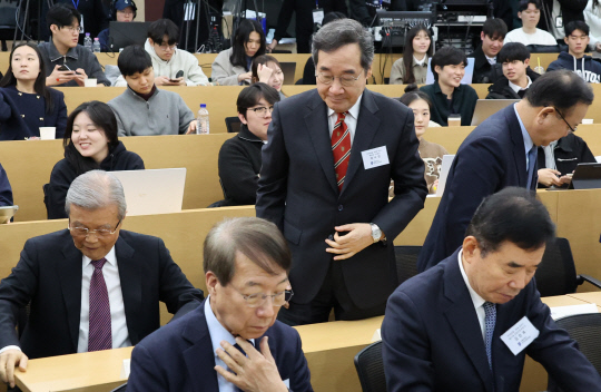4일 서울대 아시아연구소에서 열린 국가미래전략원 정치개혁 대담회 '국가원로들, 개헌을 말하다'에 서 참석자들이 기념촬영을 위해 단상에 오르고 있다. 왼쪽부터 시계방향으로 김종인 전 국민의힘 비상대책위원장, 이낙연 전 총리, 김부겸 전 총리, 김진표 전 국회의장, 정운찬 전 총리. [연합뉴스]